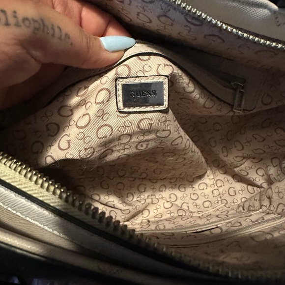 Guess cross body purse - Picture 3 of 6